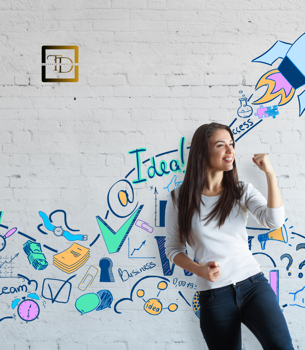 Imagen que ejemplifica el emprendimiento mediante una mujer contenta frente a pared pintada con motivos de éxito empresarial