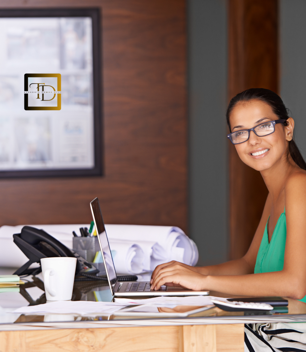 Mujer trabajando con un ordenador